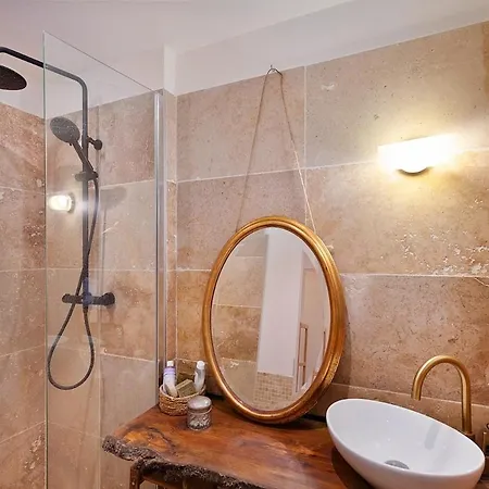 Atypical In Butte Montmartre Apartment